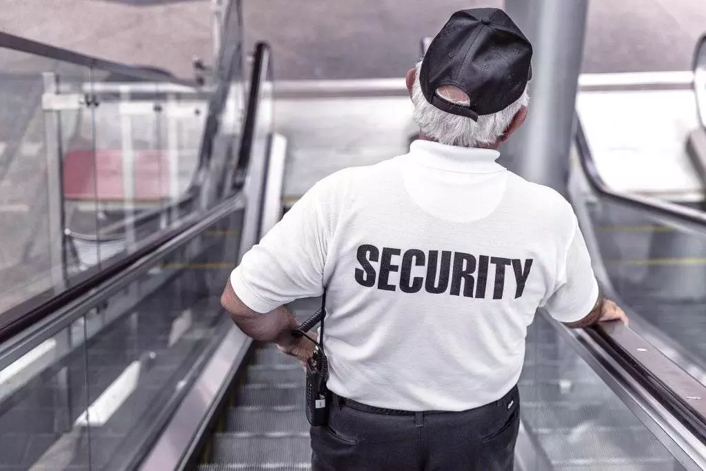 Viser billede af vagt med Security på ryggen