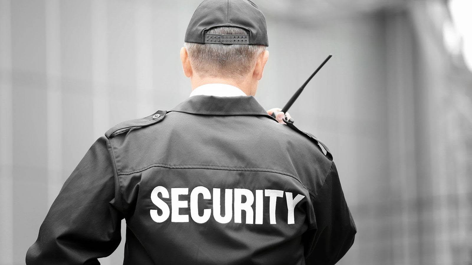 Viser vagt med Security på ryggen